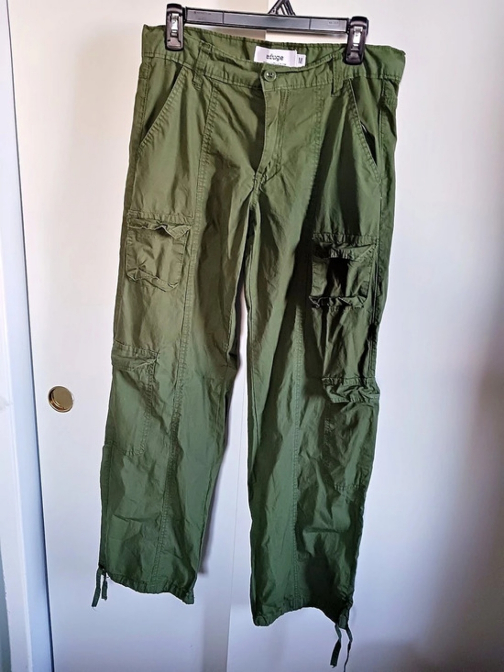 Refuge Women's Olive Cargo Pants Size Medium Like New